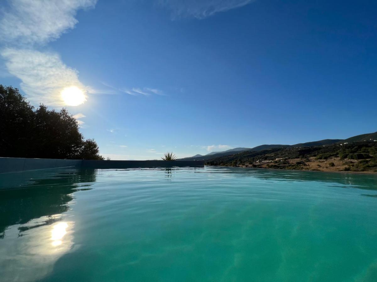 Luxurious Villa At A Unique Spot อายิโอสนิโกลาโอส ภายนอก รูปภาพ